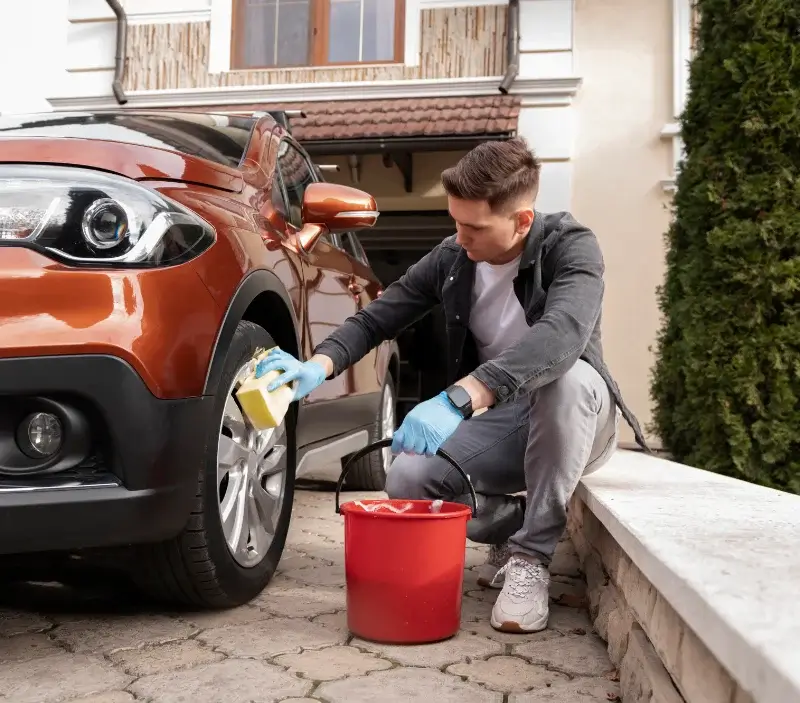 Lavage auto à domicile Le Chastang : professionnel intervenant sur un véhicule